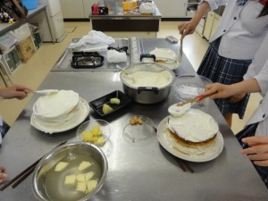 ケーキ製作中