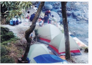川原にテント設営