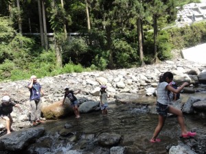 近くの川で手．足の洗い