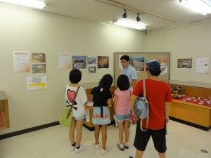 展示物の説明を受けてます