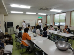 蒲鉾つくりの説明を真剣に聞いております