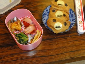 弁当箱に詰めました かわいい　いなりすしです