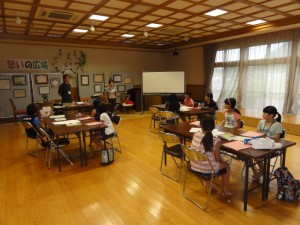 説明と注意を聞いています