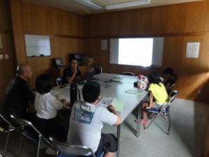 スライド説明を眠気をこらえて聞いております。