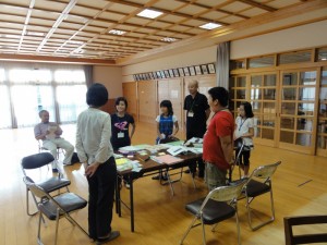 地図にシールを貼っています