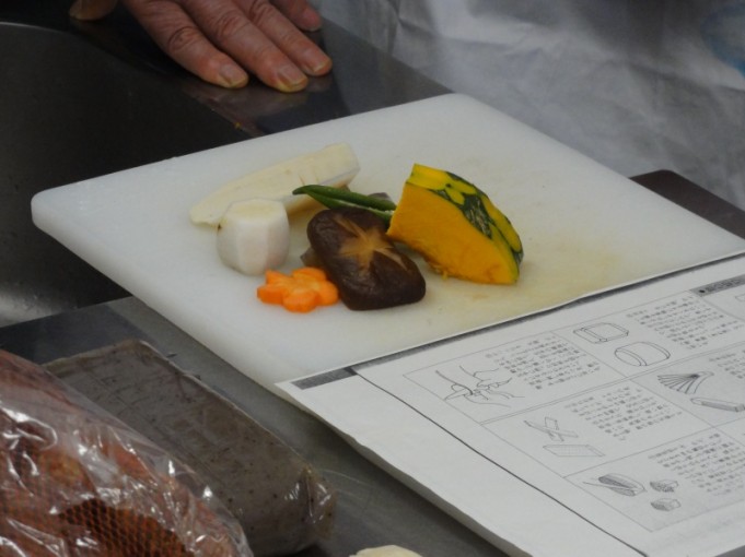 飾り切り野菜です。少し苦労しました