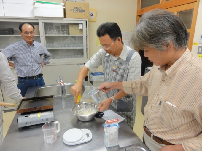 分量を量り生地を作ってます。