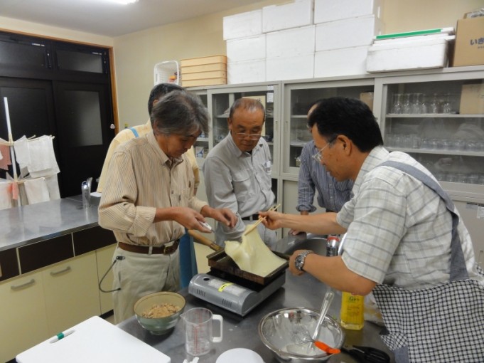 生地の返しです 最初は二人がかりでした