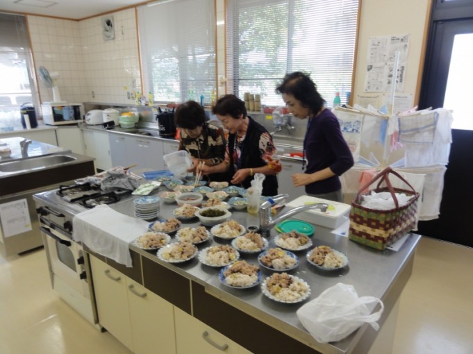 惣菜盛り付け中（色々な惣菜があります。盛り付けも大変です）