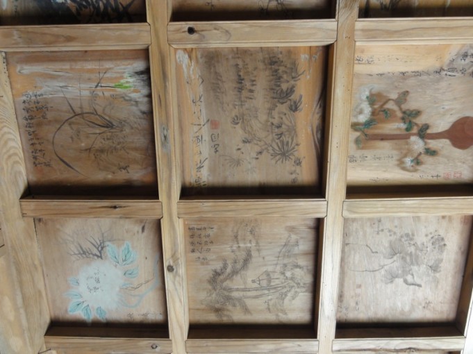 途中の神社（廃墟に近い）の装飾格天井です。