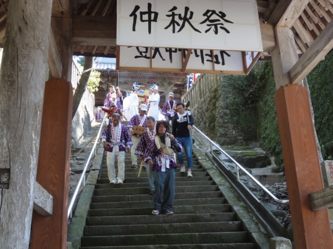 神輿が階段を下ってます