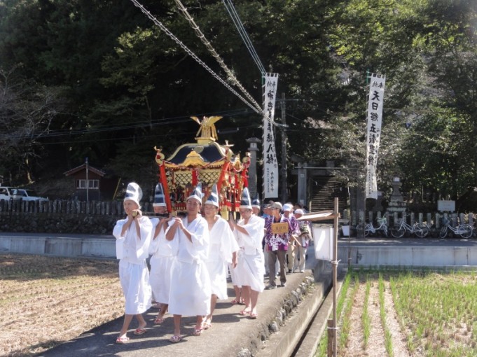 刈り入れの終わった田んぼの中を練ってます 今から若宮神社まで・・