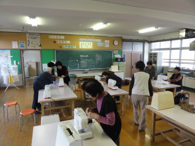 みんなでミシンの調整中です。教える日が楽しみです。