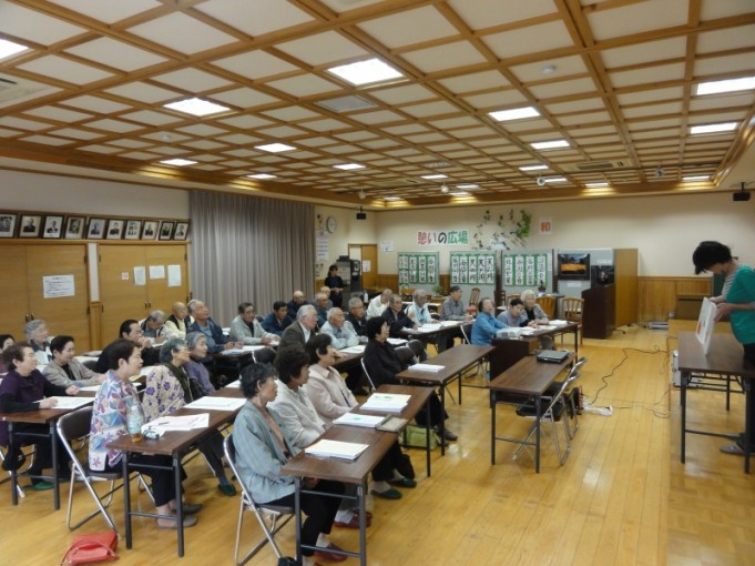 絵本のよみきかせに聞き入っております