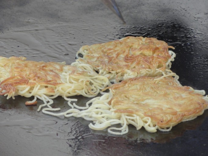 麺をこんがりと焼いてます。