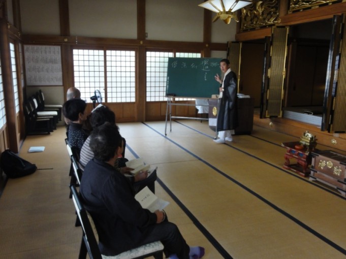 ご住職のお話を聞いております