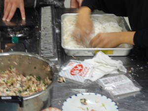 餃子・だいがく芋調理中