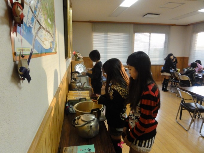 各人で味噌汁・ごはんをよそってます。