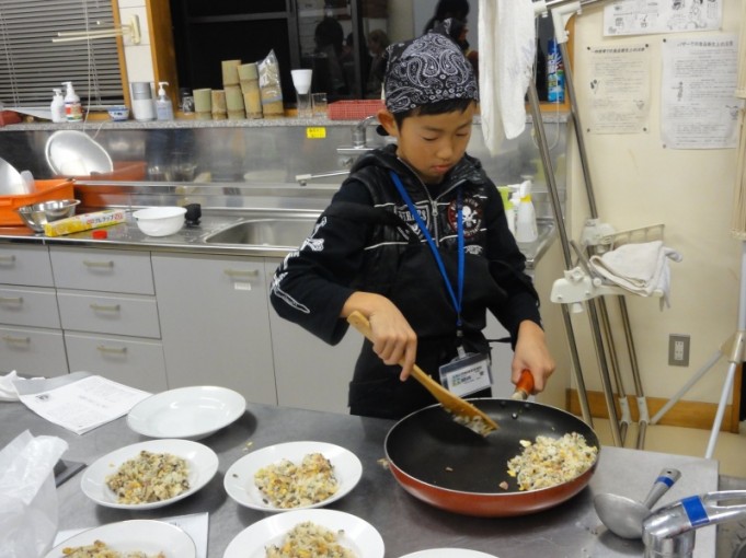 チャーハンを盛り付けています。