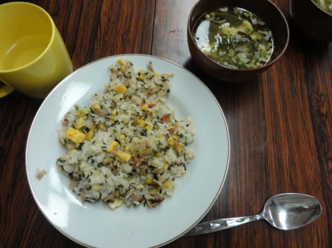 本格チャーハンとサンラータン風スープです。