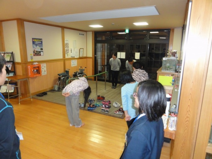 ボランティアさんが帰ります。お礼を言っております。