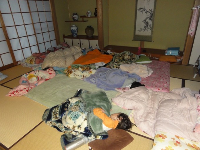 AM６：４０です。顔は写しません。クイズです。この中に何人隠れているでしょう？