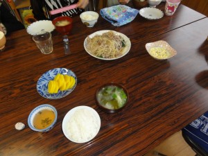 朝食です。野菜炒めは大皿です。