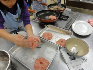 ハンバーグを捏ねています。１班で９個つくります。