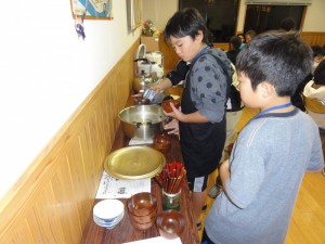 めいめいでよそってます。