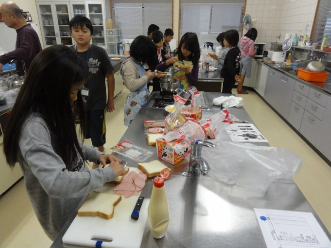 お弁当のサンドつくりです。