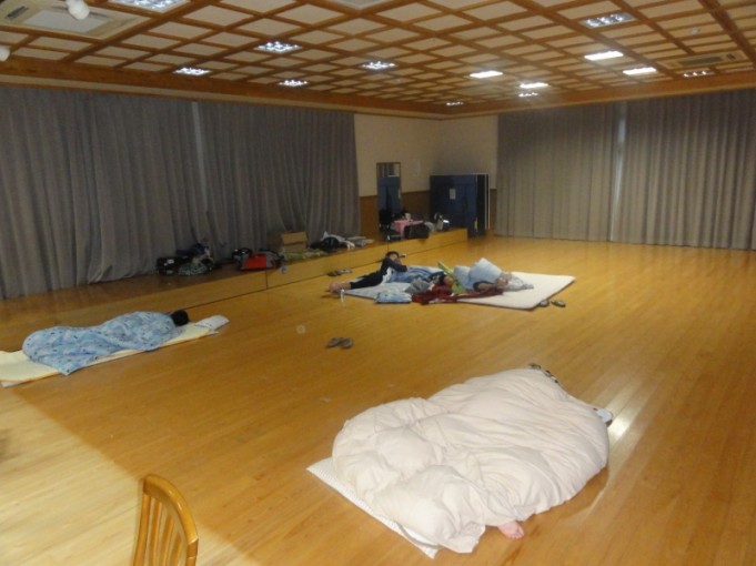 午前６時３０分です今日は四隅で一人づつ寝ています