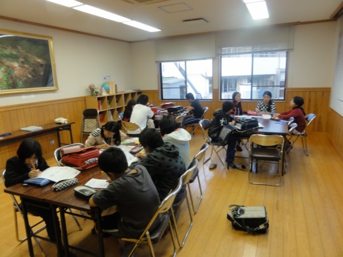 最後の宿題とふりかえりノートを書いています。