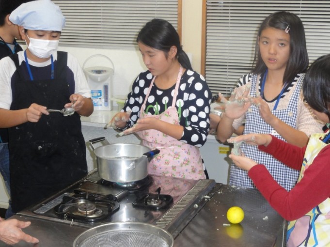 フルーツポンチの白玉を作っています