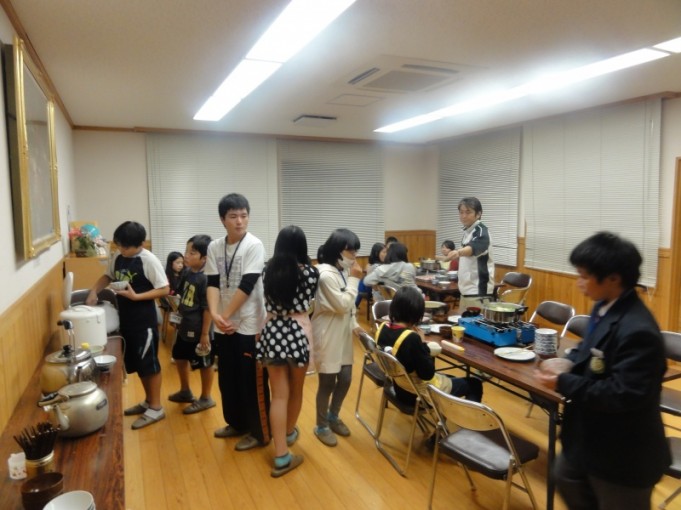 サァ～ごはんをよそっています。これも最後です。