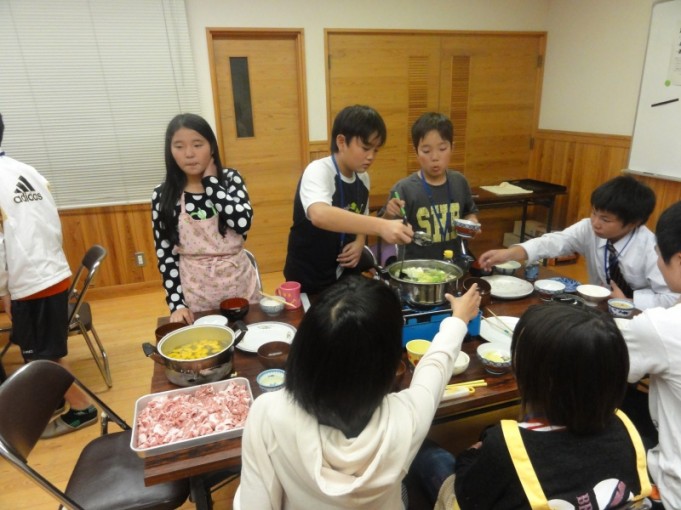 なべを仲良くつついています