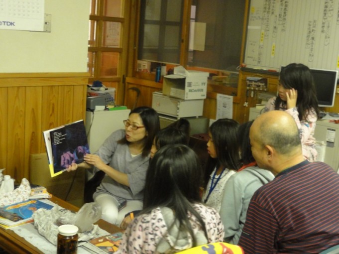 急遽事務所でよみきかせが始まりました。