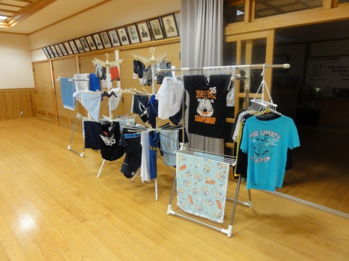 男子最後の洗濯です。昨晩忘れてて１１時頃に干しました