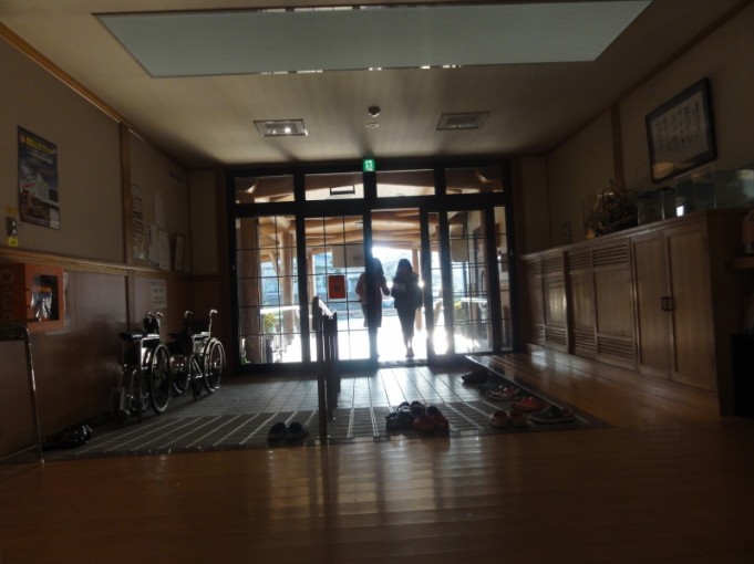 5年生のお帰りです。逆光で顔が良く分かりません