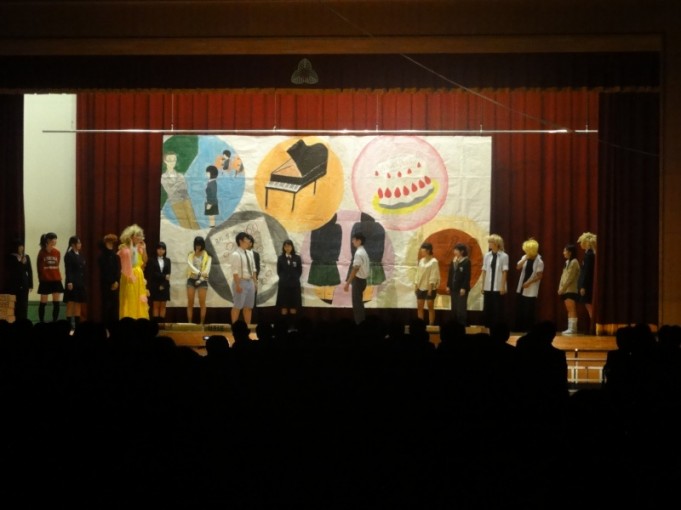 ３年５組の演劇です。