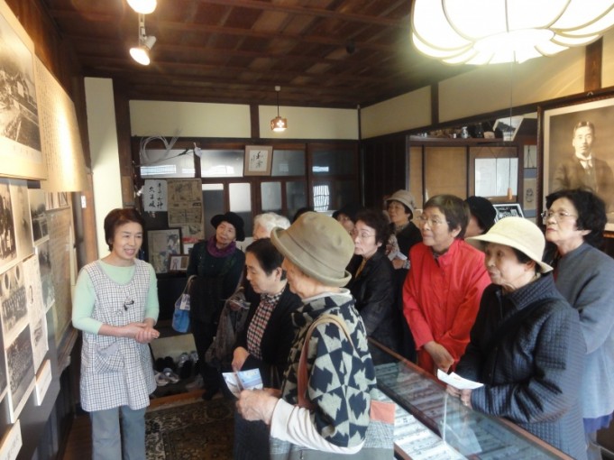 清渓文庫で資料の説明を聞いております。