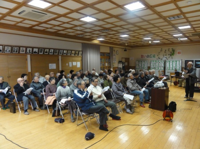 元気な声で歌っています