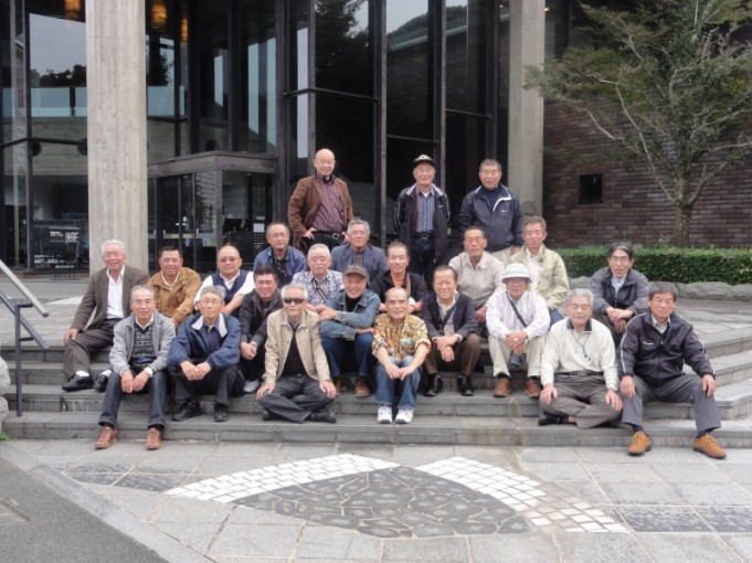 名護屋城博物館前で記念写真。おなかが膨れてゆったり(^_^;)