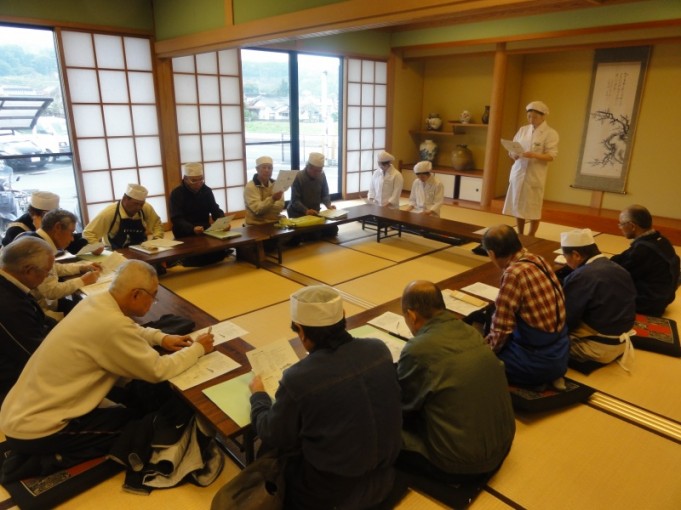 本日の献立の説明を女子学生から熱心に聴いております。