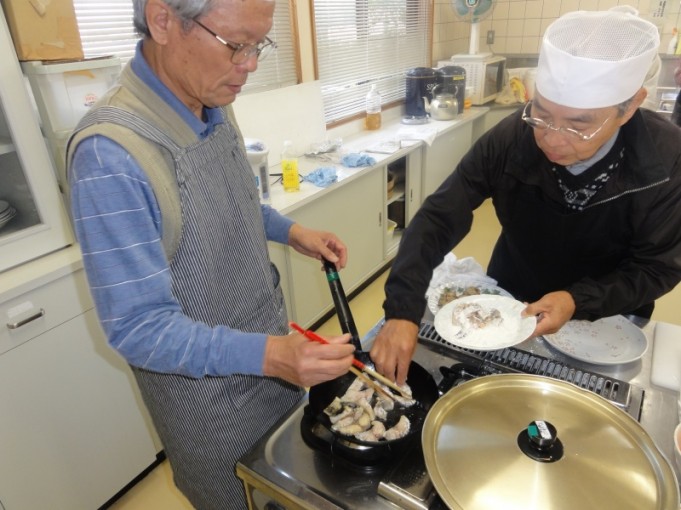 サバを焼いております。いいにおいがしています。お腹が鳴っています(^_^)