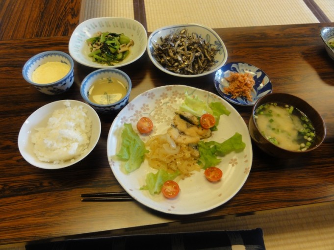 いりこはみそ汁の出汁を取ったのをもったいないので軽く炒めております。