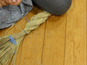 左ひざでしっかり抑えておきます