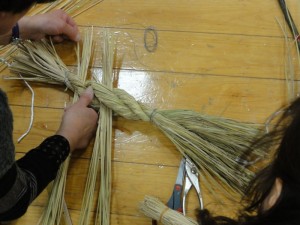 縄本体にわら束を3ヶ所通します