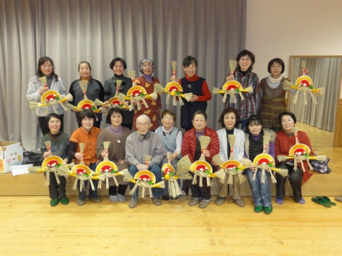 完成したしめなわを持っていい顔で新年をお迎え下さい