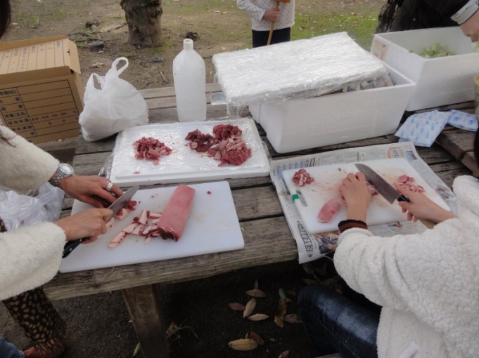 肉を切っています。