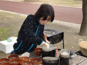 古代米をよそっています。